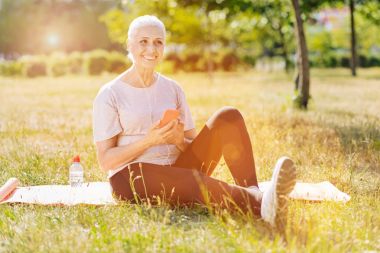 Parkta dinlenme neşeli kadın kıdemli