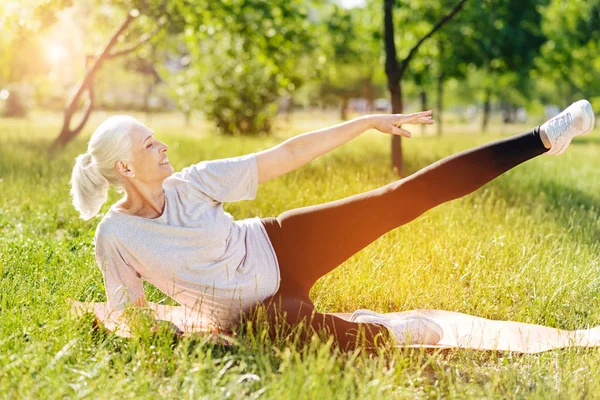 Woman doing sport exercises — Stock Photo, Image