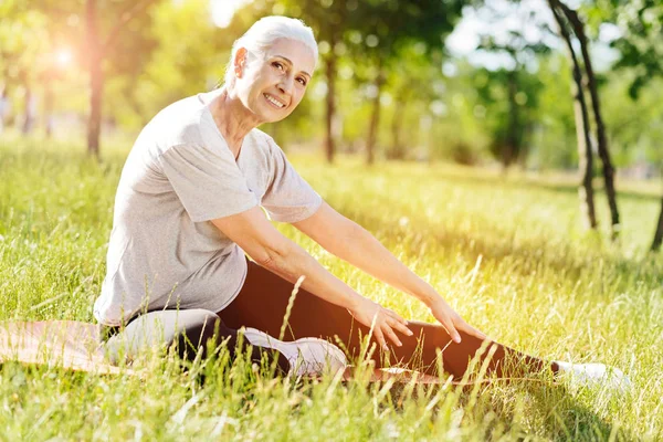 Parkta gerinen kadın.