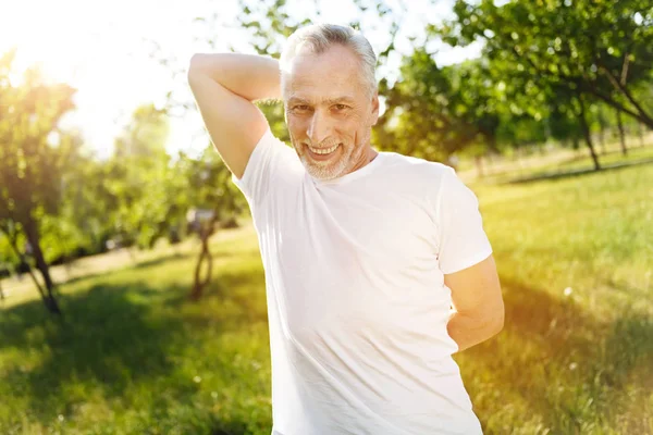 Positiv senior mannen gör sport övningar utomhus — Stockfoto