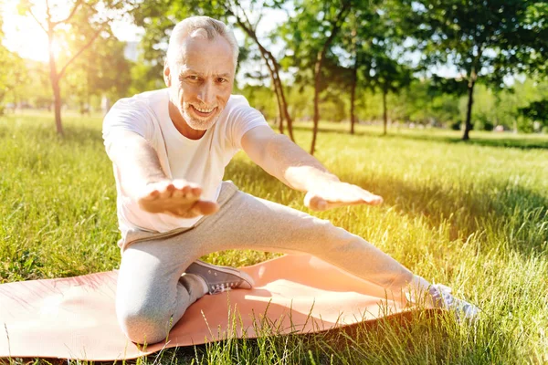 Радостный пожилой человек наслаждается спортивными упражнениями — стоковое фото