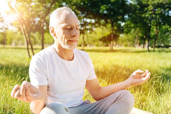 Seniorin genießt Yoga im Park — Stockfoto