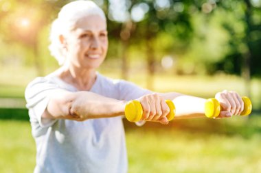 Dumbbless kadın elinde seçici odak