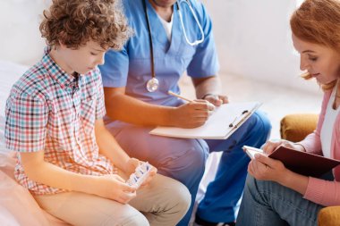 Çok sorumlu anne notlar yaparken kafa Selam