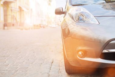 Elektrikli otomobil ayakta güneş boğulmuş sokakta