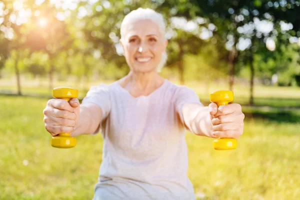 Idős nő kezében súlyzók — Stock Fotó