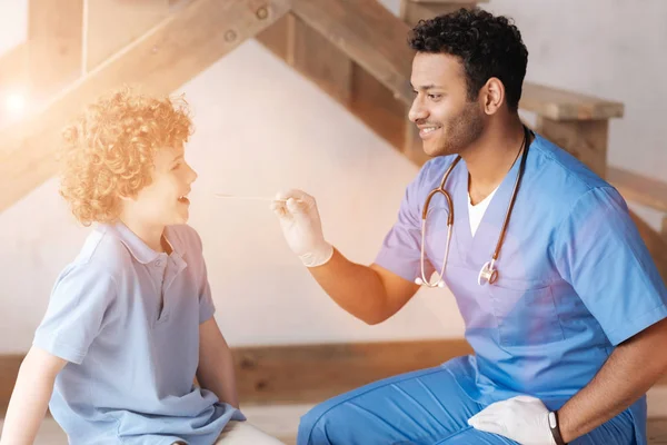 Adolescent ravi assis en face de son médecin — Photo