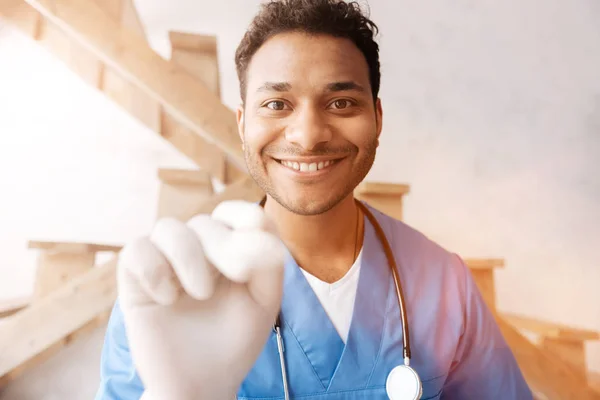 Sorrindo homem de uniforme médico fazendo check-up — Fotografia de Stock