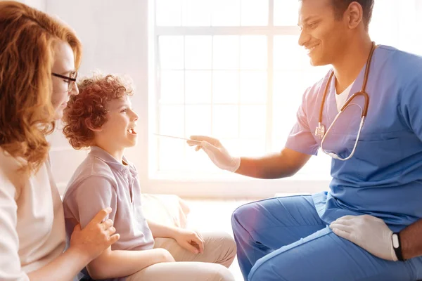 Profilfoto av professionella barnläkare medan du gör hälsoundersökning — Stockfoto