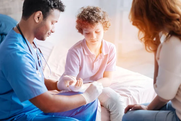 Ragazzo sconvolto guardando la sua mano ferita — Foto Stock