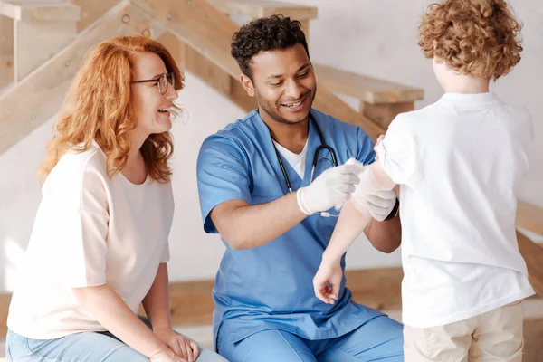 Aantrekkelijke vrouw positiviteit uiten tijdens het kijken naar haar zoon — Stockfoto