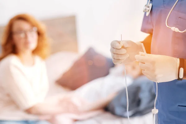 Silhueta de mãe preocupada que sentado perto de seu filho doente — Fotografia de Stock