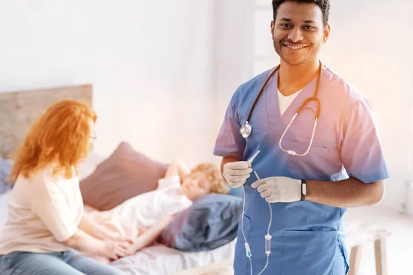 Atraente jovem médico trabalhador posando na câmera — Fotografia de Stock