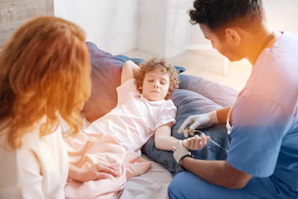 Ragazzo serio che dà la mano per il cazzo mentre soffre dolore — Foto Stock