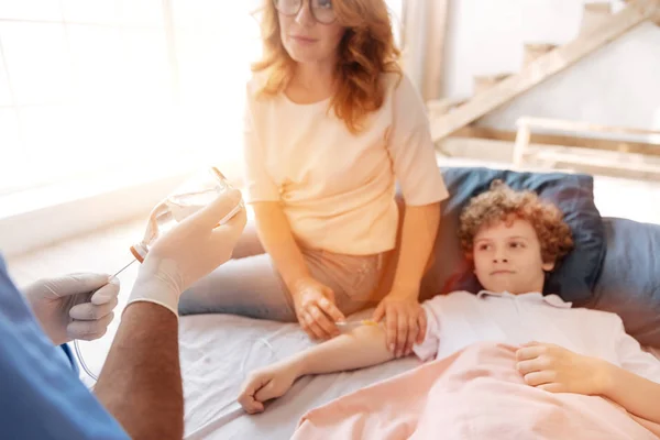 Ernster Junge drückt Lippen, während er Schmerzen leidet — Stockfoto