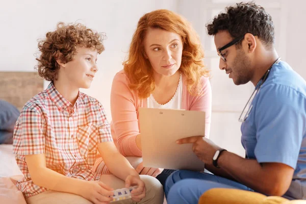 Attente vrouw luisteren naar het recept van de jonge dokter — Stockfoto