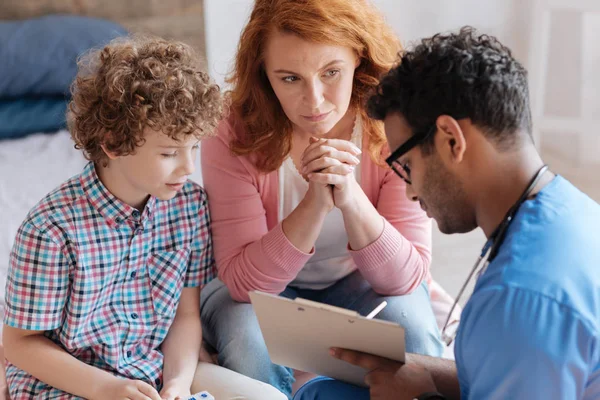 Ernstige vrouw luisteren naar professionele arts — Stockfoto