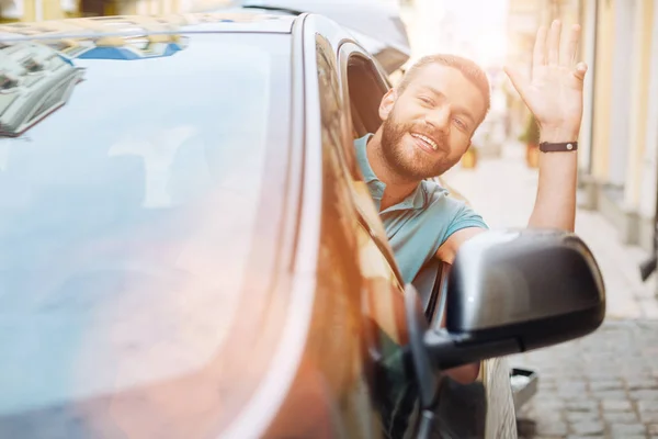 Człowiek, nachylając się przez okno samochodu i powitanie ktoś — Zdjęcie stockowe