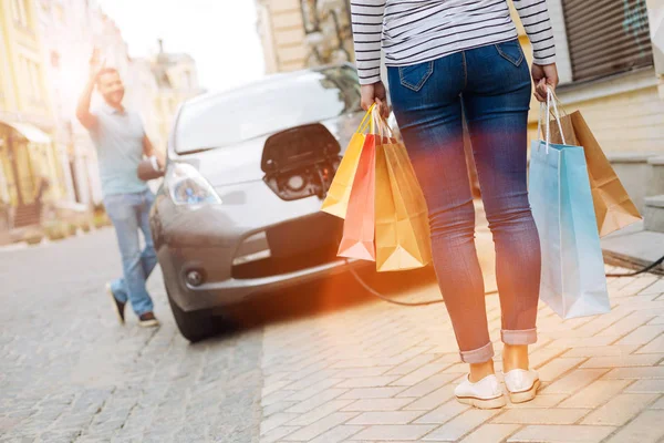 Kärleksfull man hälsning hans hustru återvänt från shopping — Stockfoto