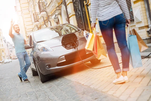 Yakışıklı adam alışverişten dönen onun kız arkadaşı, sallayarak