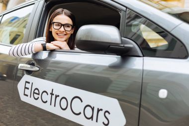 Güzel kadın yan dikiz aynası arıyorum