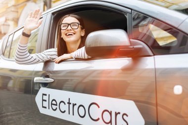 Gülümseyen kadın tanıdık passer arabadan sallayarak