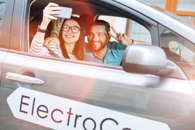 Selfies için birlikte poz güzel genç Çift