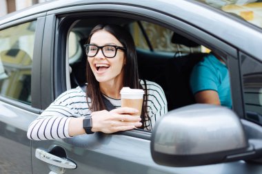 Kahve ve araba penceresinden görünümü büyüleyici kadının