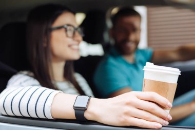 Bir fincan kahve tutarak temiz eller