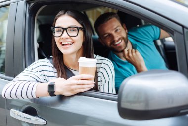 Kadın sayısı hayran iken kameraya gülümseyen yakışıklı adam