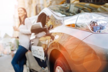 Dışbükey Far arabayla yakın duran genç kadın