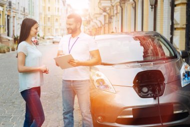 Sevimli kadın onun veri sağlayan e-araba için kira