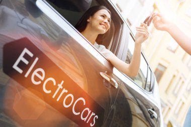 Erkek el araba anahtarları neşeli bir kadına verilmesi