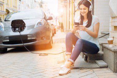 Hoş kadın merdivenlerde müzik dinlemek