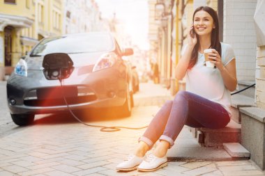 Kahve içme ve telefonda konuşurken araba sahibi