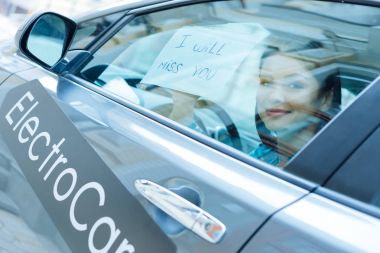 Onun sevgili için esmer söyleyerek veda büyüleyici