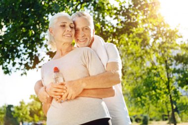 Parkta olumlu sevgi dolu yaşlı çiftin düşük açılı