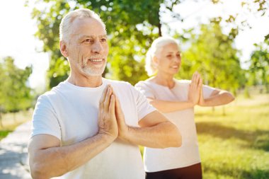 Parkta meditasyon pozitif sportif yaşlı çift