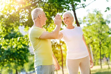 Neşeli yaşlı çift spor egzersizleri sonra dinlenme