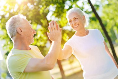 Parkta dinlenme memnun yaşlı çift