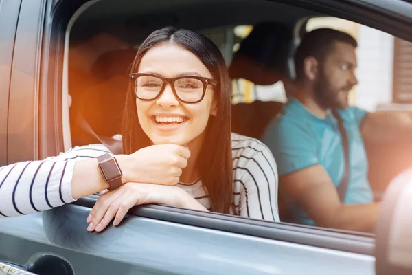 Mujer bonita mirando por la ventana del coche y riendo —  Fotos de Stock