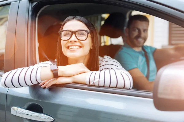 Adorável mulher admirando o céu a partir da janela do carro — Fotografia de Stock