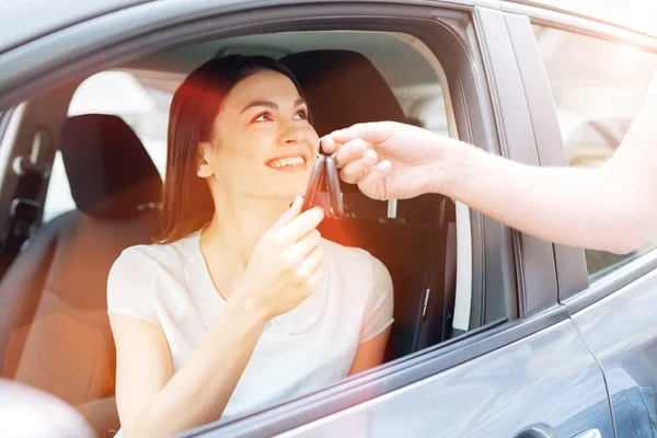 Hermosa joven mujer aceptando llaves del coche — Foto de Stock