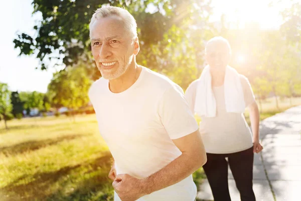 Χαρούμενος συνταξιούχος άνθρωπος τρέξιμο με τη σύζυγό του — Φωτογραφία Αρχείου