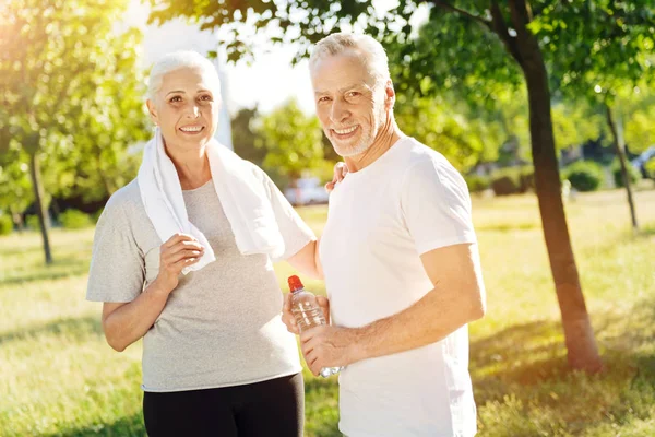 Θετική ηλικίας ζευγάρι προετοιμασία για αθλητικές ασκήσεις στο πάρκο — Φωτογραφία Αρχείου