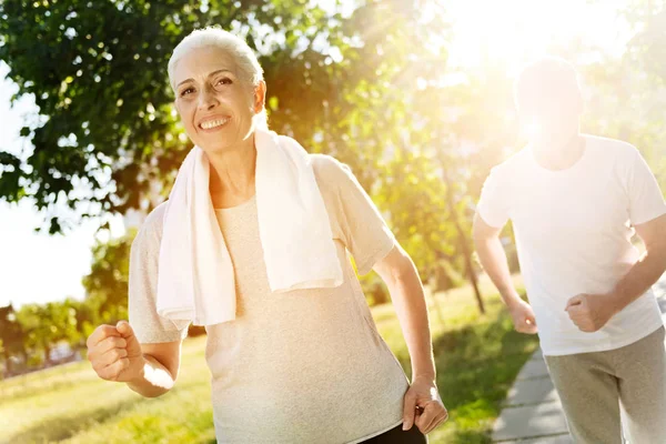 Pozitivní starší žena běhání se svým manželem — Stock fotografie