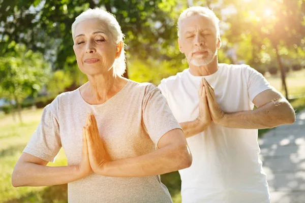 Nagyon örülök, idős pár meditál a parkban — Stock Fotó