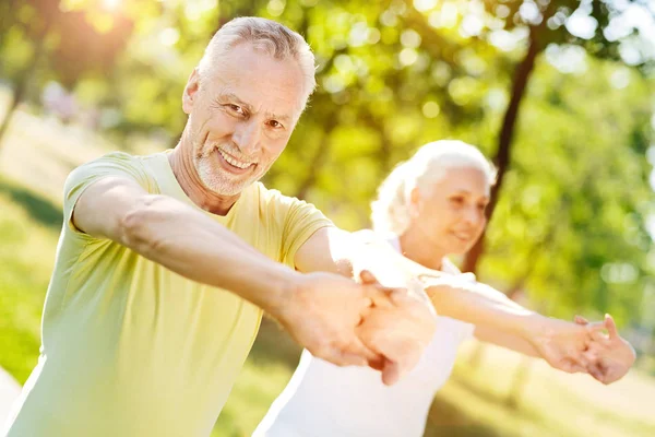 Örömmel mosolyogva idősebb pár élvezi sport gyakorlatok — Stock Fotó