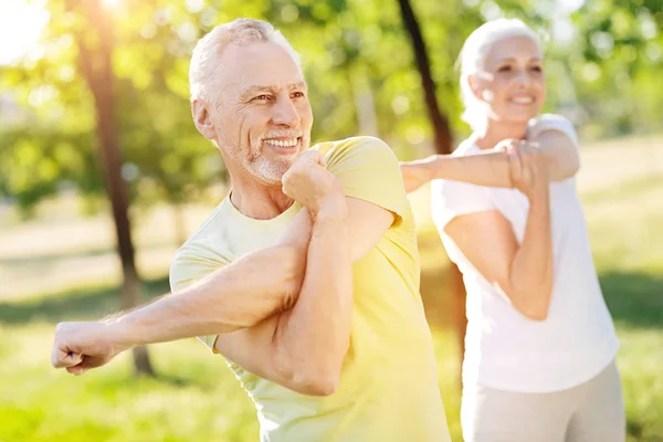 Pozitív nyugdíjas pár nyúlik a kezét — Stock Fotó