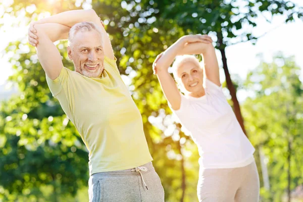 Восхитительная пара на пенсии занимается спортивными упражнениями — стоковое фото